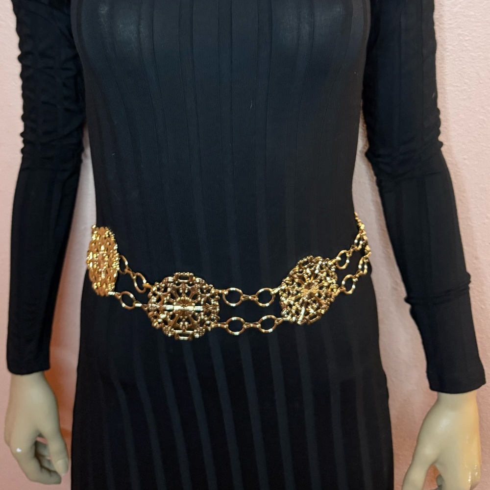 Windsor Gold Medallion Chain Belt – Statement Waist Accessory